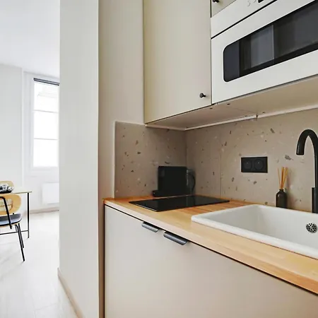 Daire Bucci - Saint Germain Charming